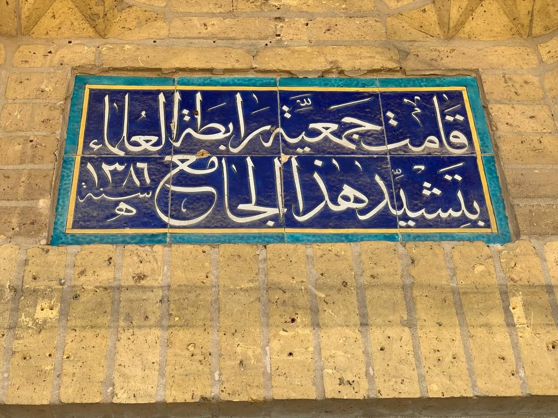 صور: شركة مقاولات تهدم جامع “الداخلية”.. متبرع تعهد بإعادة بنائه خلال 18 شهراً