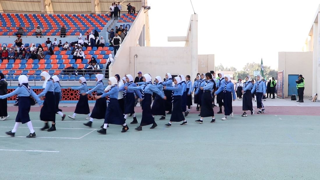 صور من الكوت.. 215 مدرسة تحتفل بالجيش والشرطة بعروض من الفرق الكشفية