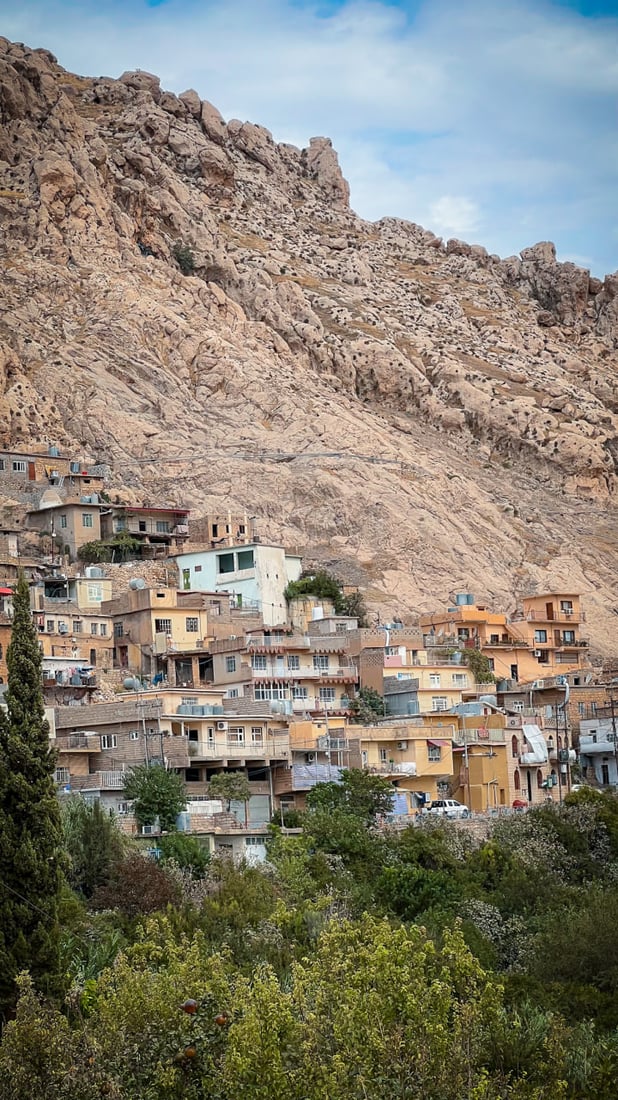 صخرية ومعرضة للانهيار.. لقطات ساحرة من عقرة لبيوت عمرها 1700 عام