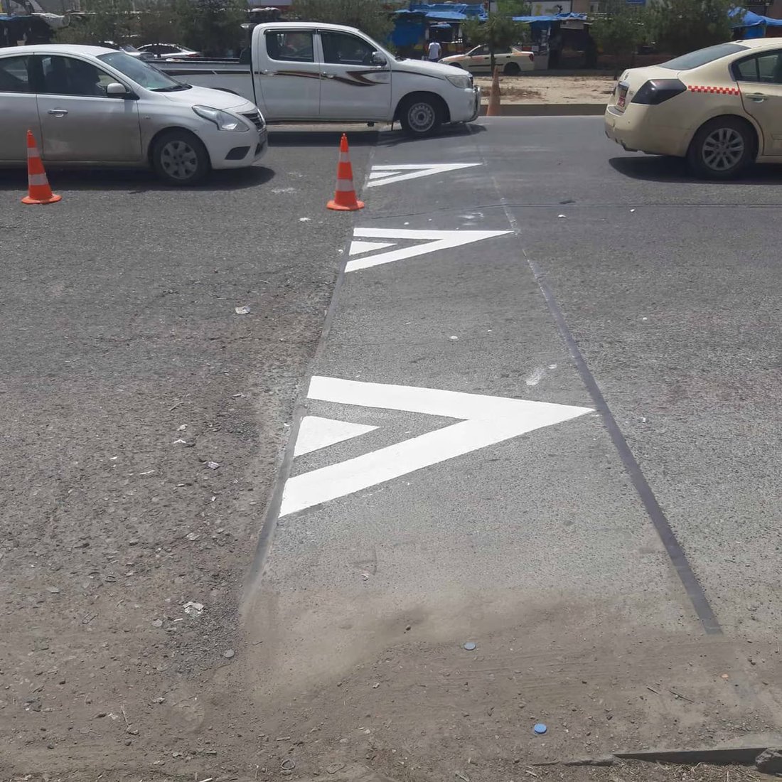 صور من أربيل: طلاء بالأبيض الفسفوري لتحذير سائقي المركبات من المطبات الصناعية