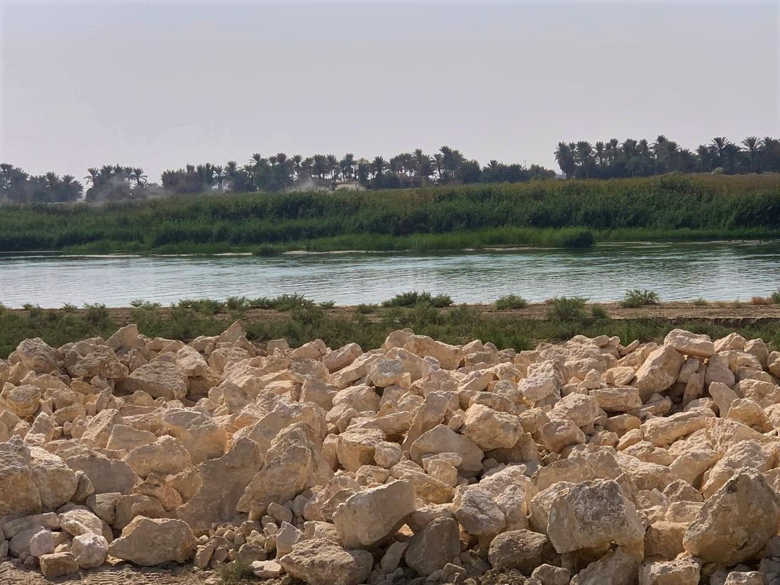 صور: حملة لدعم ضفاف الفرات بالحجر من سد النعيمية حتى اليوسفية