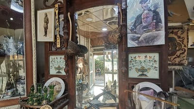 صور من “معرض اليهود” في متجر فؤاد الصالحي وسط بعقوبة.. ومسبحة بـ 10 آلاف دولار!