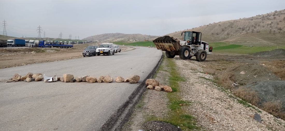 صور: متظاهرون غاضبون يغلقون طريق سليمانية – رابرين احتجاجاً على تردي الكهرباء