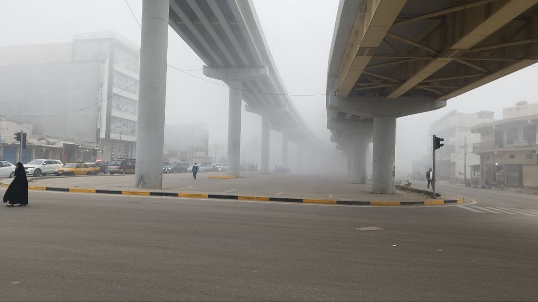 صور من الحلة: ضباب كثيف يعيق حركة السيارات.. إنارة ورباعية لتجنب الاصطدام