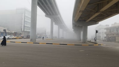صور من الحلة: ضباب كثيف يعيق حركة السيارات.. إنارة ورباعية لتجنب الاصطدام