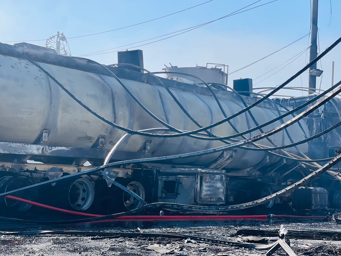 الإطفاء تخمد حريق أربيل الضخم.. شاهد لحظة الانفجار والسيارات المتفحمة