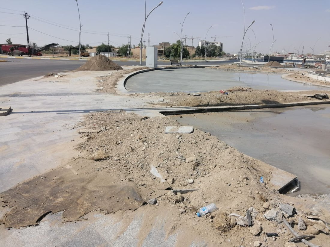 كركوك تحل أزمة النفايات في “فلكة النافورة” بطمر حديقتها بالصب والمرمر (صور)