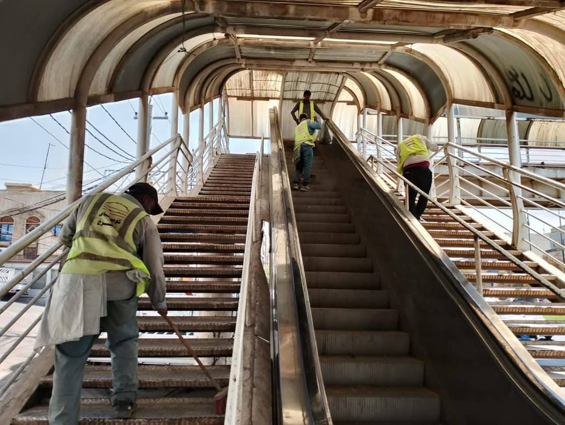 پاككردنەوەی یەكێك لە پردەكانی پەڕینەوەی پیادە لە هەولێر، فۆتۆ: شارەوانیی هەولێر