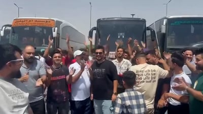 فيديو: رقص وهتافات لمحافظ الديوانية بعد توفيره 3 باصات لنقل الجماهير إلى البصرة