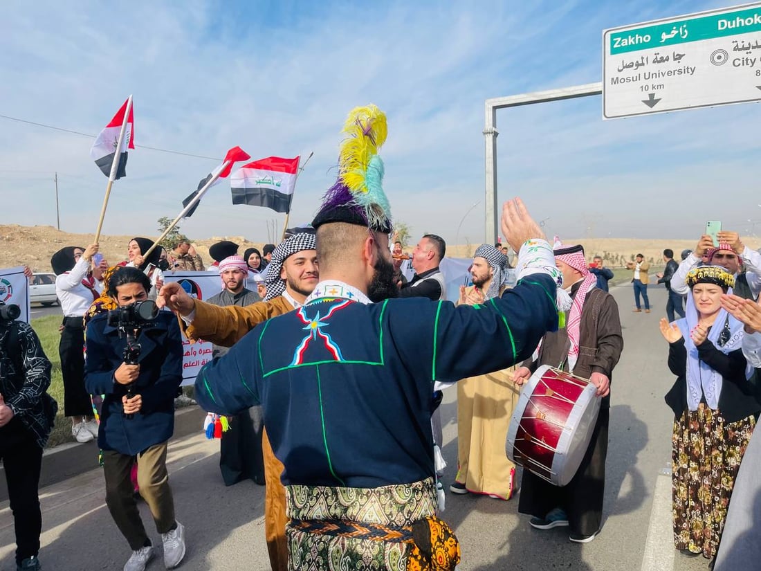 فيديو: كل أزياء نينوى استقبلت باص البصرة الخشبي.. غناء ودبكات لخليجي 25