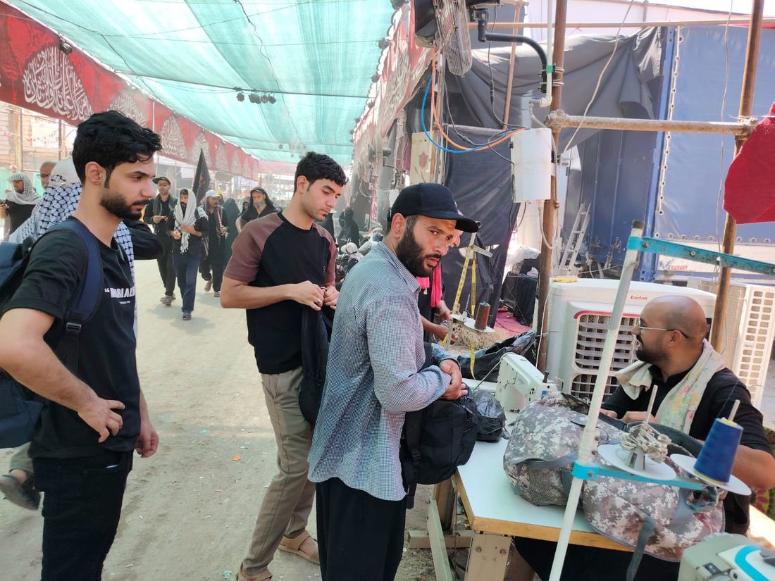 خياطو المشخاب نشروا مكائنهم على طريق المشاية.. خدمة مجانية لإصلاح الحقائب والملابس