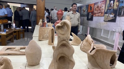 إبهار بصري.. نقش على الخشب وفخار وتماثيل في معرض معلمي الناصرية (صور)