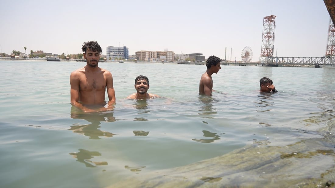 شاهد: 20 زورقاً تجوب شط العرب لمنع السباحة.. إنه نهر عميق وأمواجه عالية