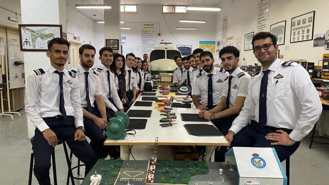 15 خوێندکارى کورد بڕوانامەى ئەندازیارى میکانیکى فڕۆکەیان وەرگرت