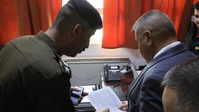 الصائغ والمقاول وممثل كي كارد سيحق لهم حمل السلاح