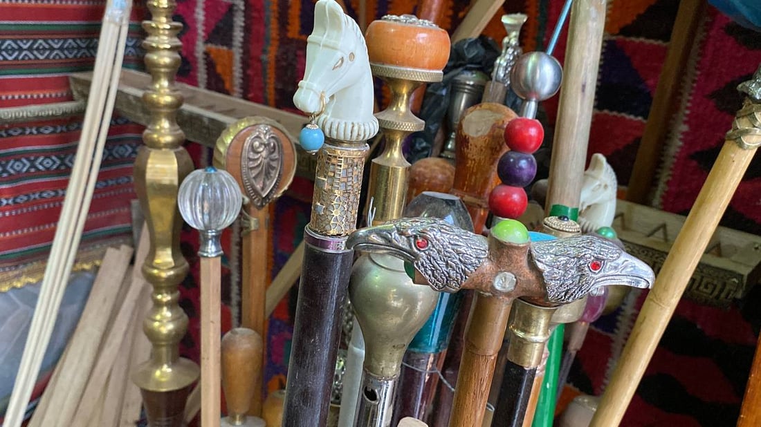 أبهرت الكويتيين بأحجارها وإتقانها.. صور من ورشة صانع العكازات الوحيد في الناصرية