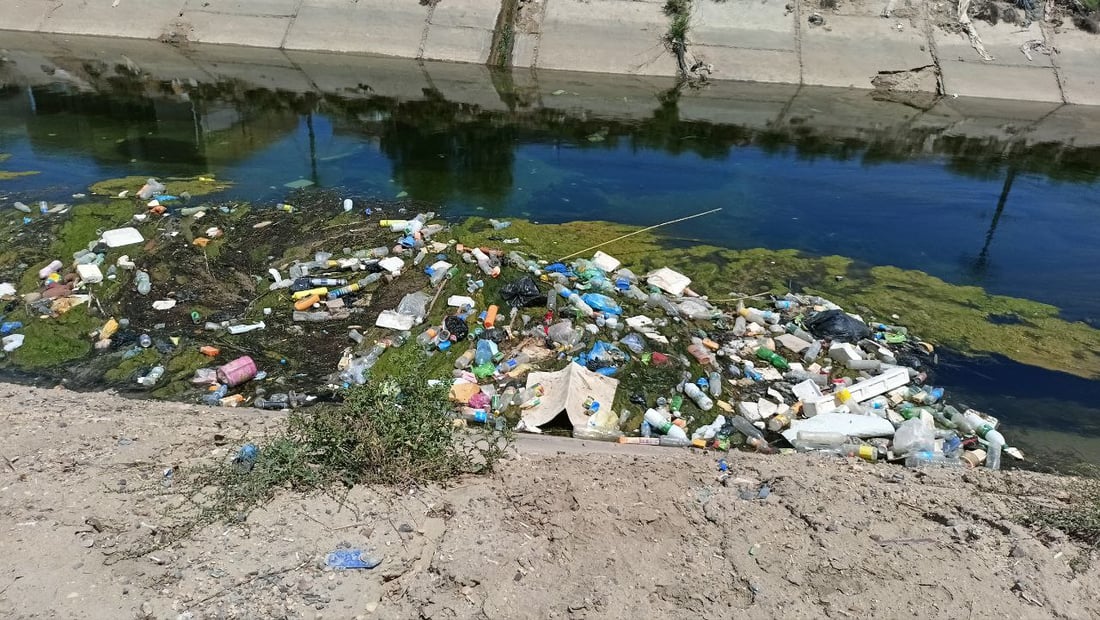 صور صادمة: مياه المجاري تختلط بالفرات والنفايات تغطي ضفاف طويريج
