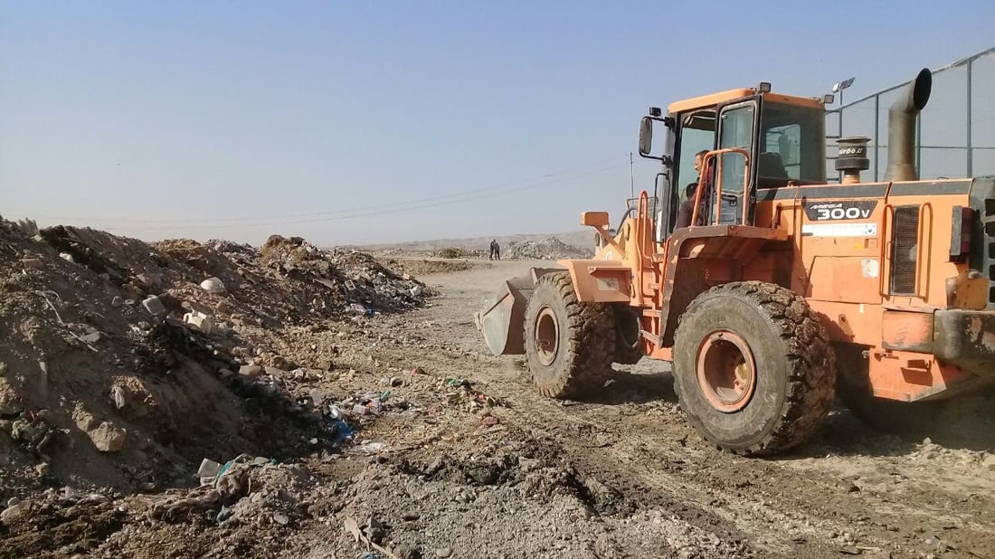 صور: بلدية آلتون كوبري تبحث عن “قلاب مجهول” قطع طريق الشاطئ والملاعب