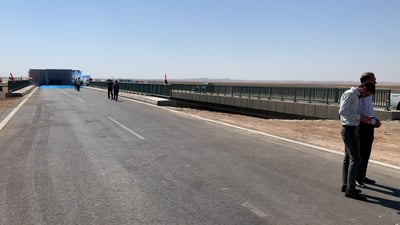 العراق ينجز 42 كم من طريق التنمية.. مشروع حيوي يختصر المسافات مع سوريا