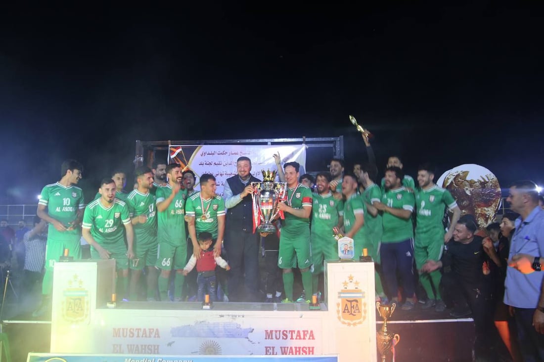 “شيل.. شيل يا طويل العمر”.. فريق الأصدقاء يرفع كأس بلد بعد نهائي مثير (صور)