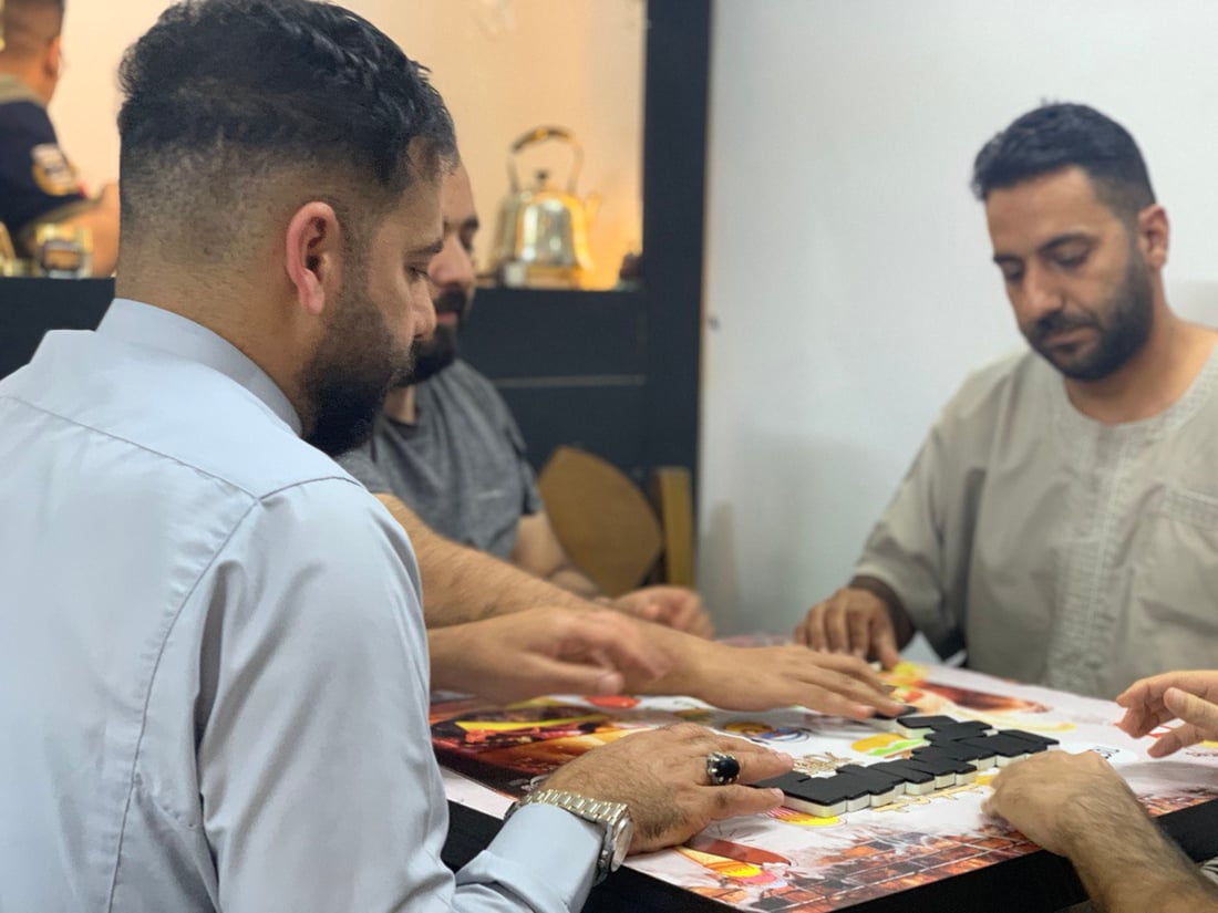 بغداد: مقهى “دلّة” في مجمع النجمة.. ركن للشباب أسسه مهندس ينتظر التعيين