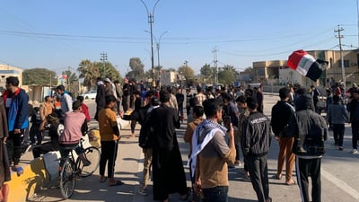 صور: غماس تتظاهر منذ أسبوع وتصعيد بغلق الطريق الرابط بين النجف والديوانية