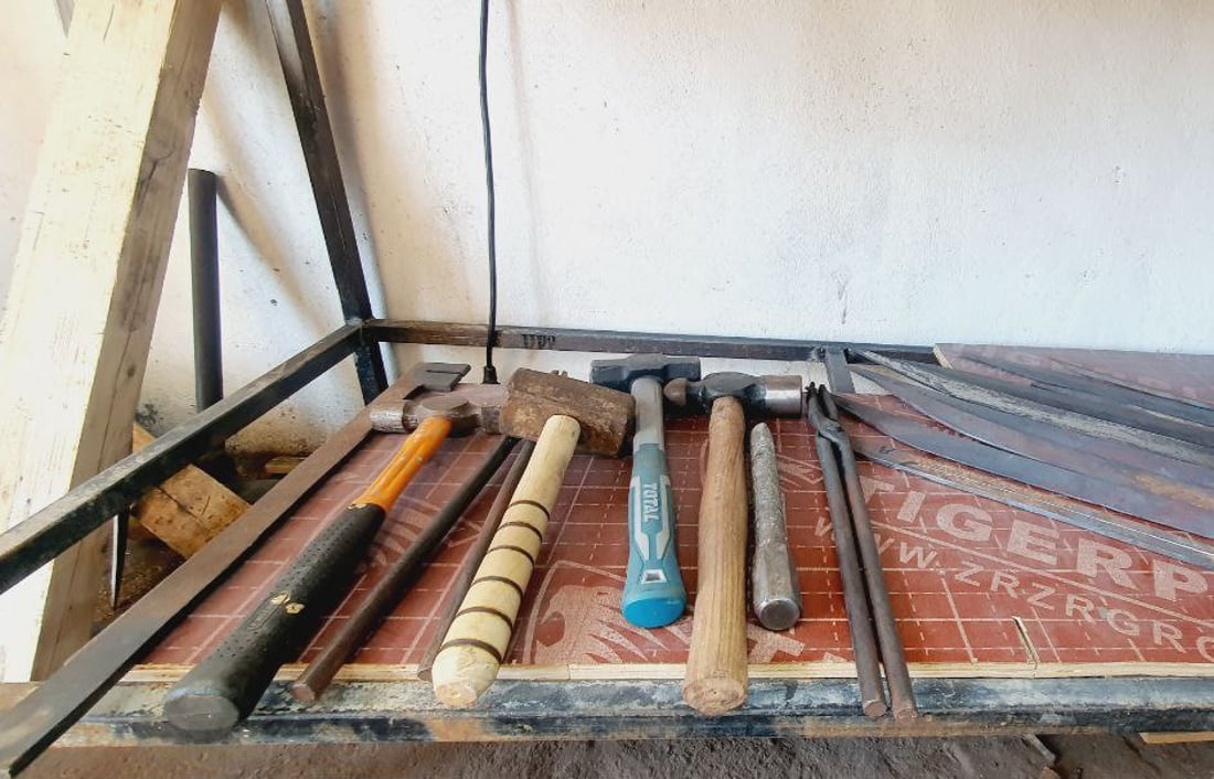 صور لسيوف طويريج البتارة.. يستغرق صنع القطعة 15 يوماً!