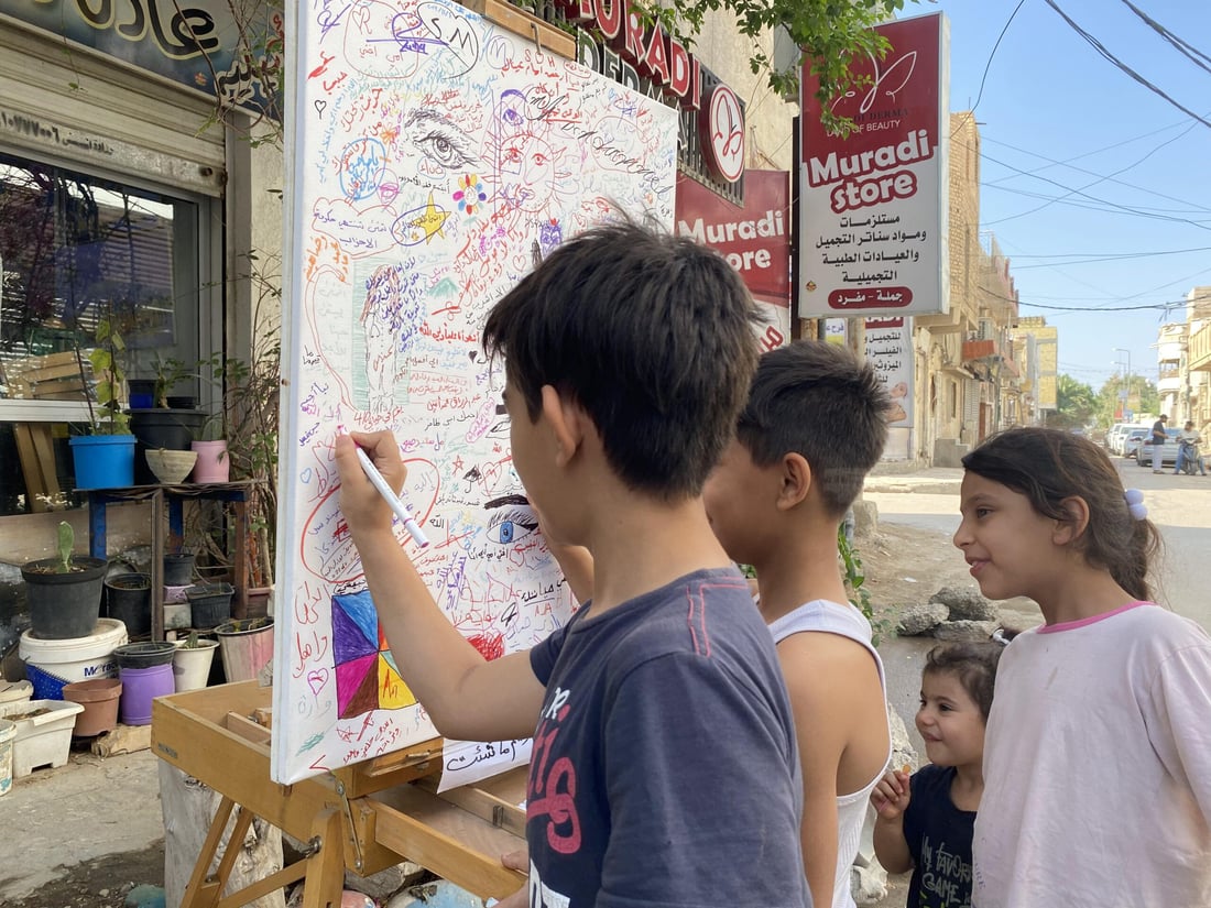 صور: المستقبل غامض وأحبك يا نبأ.. إقرأ ما كتبه الكبار والصغار أمام مرسم الناصرية