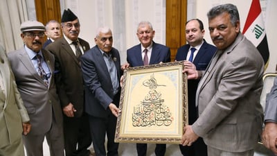 رئيس الجمهورية يشدد على الاهتمام بدرس الخط (صور)