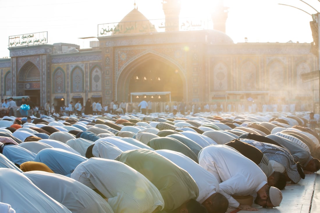 الآلاف تجمعوا في كربلاء.. صور من صلاة العيد بين الحرمين