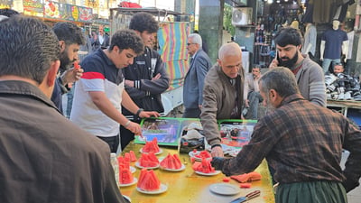 کاسبکارێکی بەگڕوتینە و لەگەڵ فەڕش هەڵگرتن دەست بە شووتی فرۆشتن دەکات
