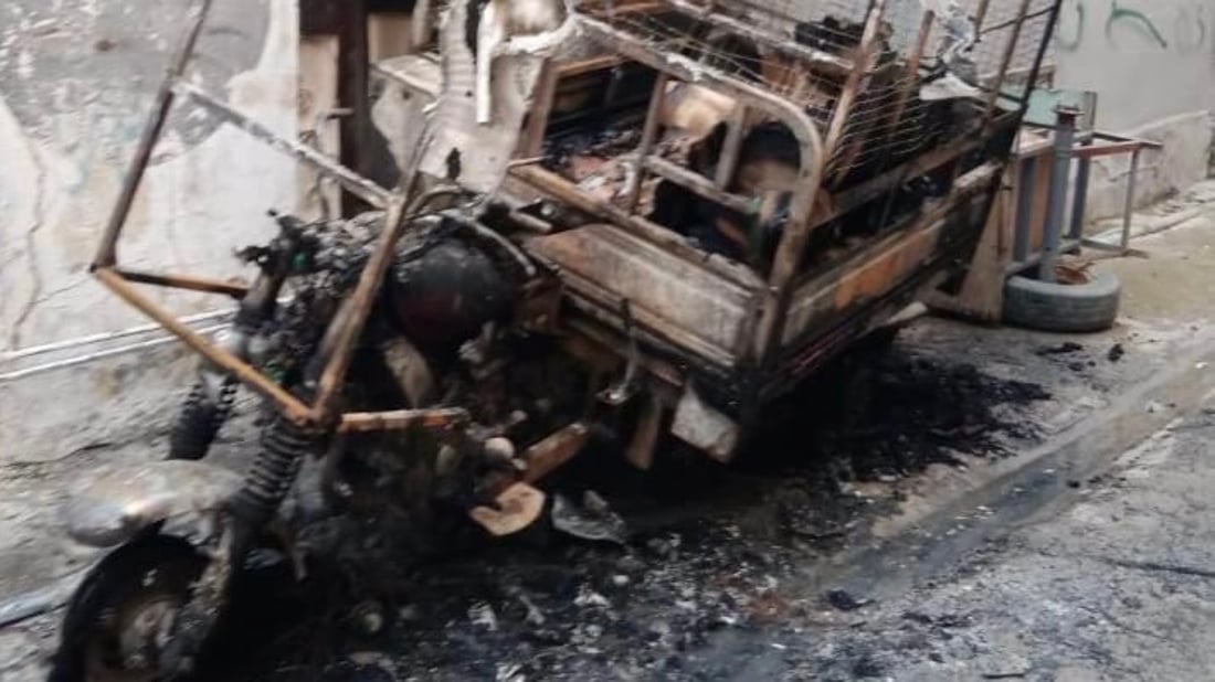 يجمع بها الكارتون ليعيل أسرته.. مُلثّم يحرق “ستوتة فؤاد” في شارع الفاروق