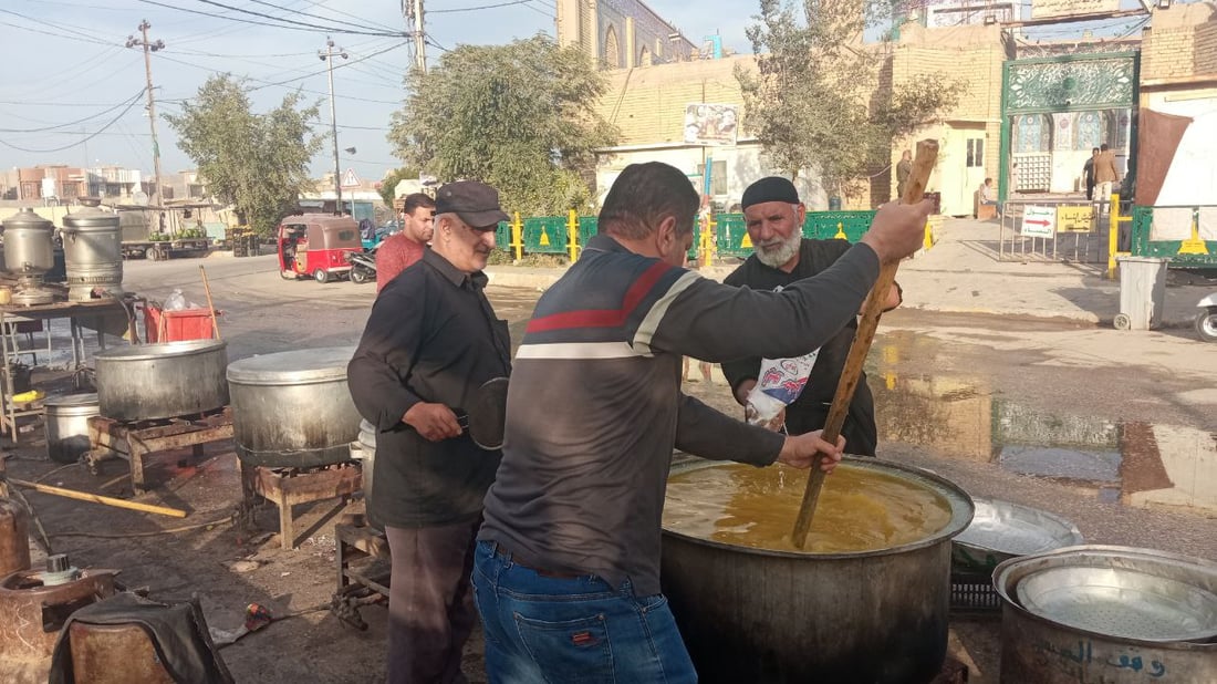 “أبو حديدة” في طويريج لم يتوقف عن طبخ الطعام وتوزيعه قرب مرقد أبي هاشم (صور)