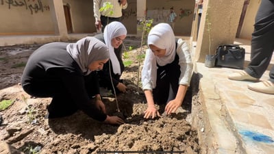 صور: تلميذات الديوانية يغرسن الأكاسيا وشوكة المسيح  في حملة لزراعة مئات الأشجار