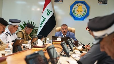 وزير الداخلية يجمع قادة وضباط بغداد ويوجه بمتابعة المقصرين ومحاسبتهم (صور)