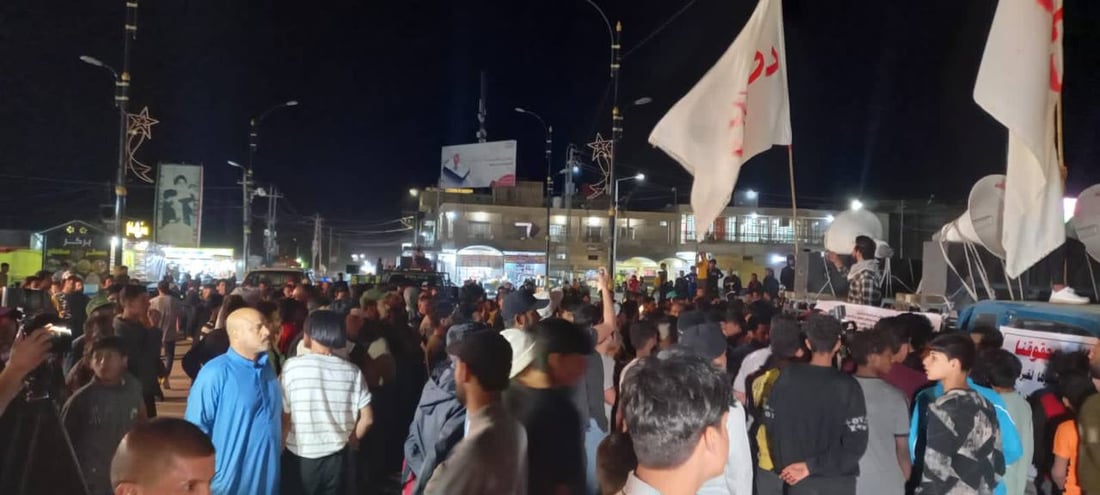 صور: تظاهرة ليلية لأكبر أحياء الكوت تتعلق بالضريبة والبلدية والتربية والمجاري