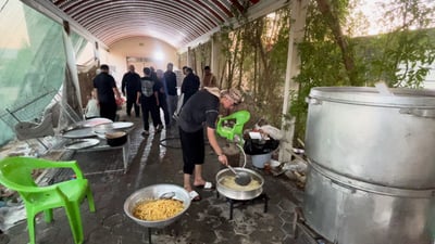 زوار الأربعينية ينامون في مدارس النجف.. ضمان الطعام والنقل بأمر الوزير