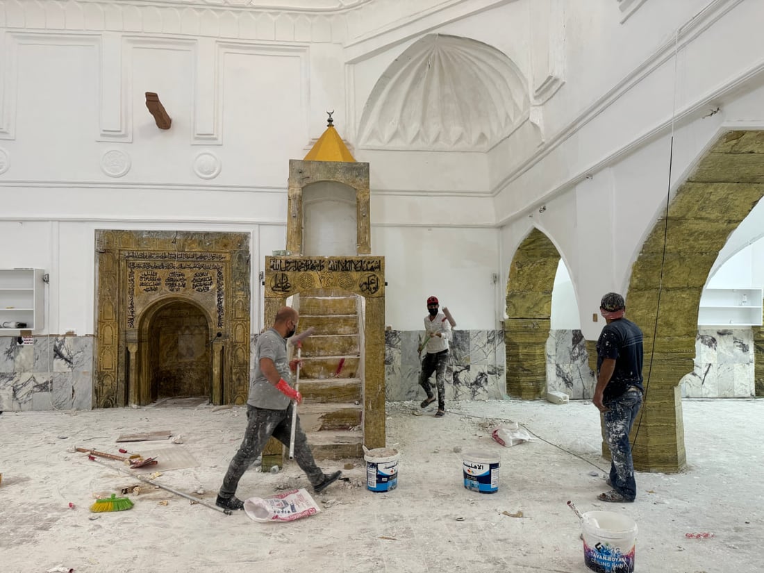صور: مسجد كويسنجق يكتسي باللون الأبيض.. متبرعون تكفلوا بطلاء المبنى التاريخي