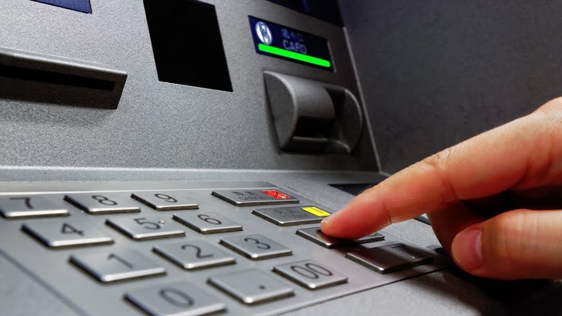 أربيل: سحب الدولار عبر أجهزة ATM توقف بقرار من البنك المركزي