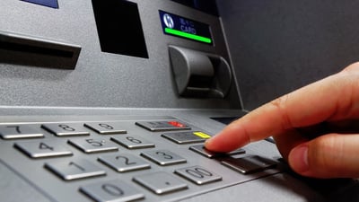 أربيل: سحب الدولار عبر أجهزة ATM توقف بقرار من البنك المركزي