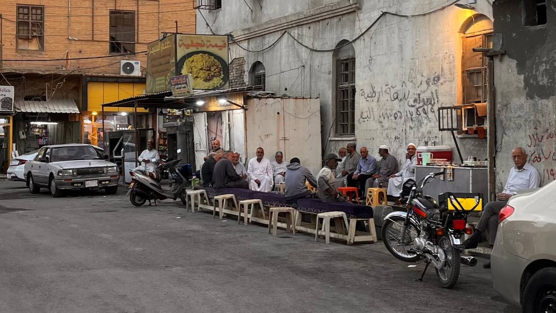 مقهى سمير يتابع “التطورات” عبر وتساب.. بعض ما يجري في “البصرة العثمانية”