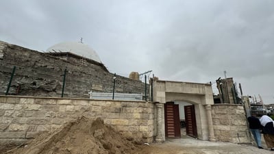 هكذا يعيدون الحجر الأصلي إلى قبة جامع “الأغوات” التاريخي في الموصل (صور)
