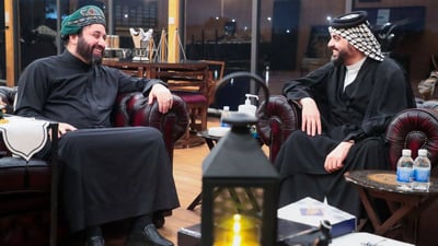 قيس الخزعلي بالزي العربي مع سامي المسعودي في جلسة رمضانية