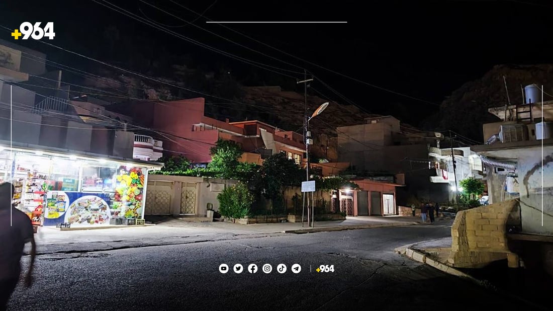 رەنگی ئاوی خواردنەوە لە گەڕەکێکی ئاکرێ قاوەیی بووە