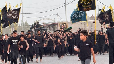 صور: موكب كبير يجوب شوارع خور الزبير.. مخيم الإمام الحسن حضر ألف وجبة طعام