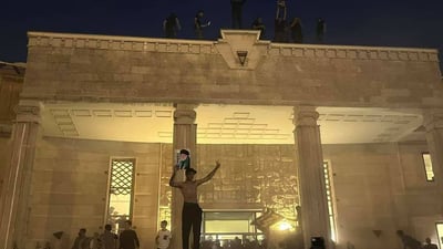 مشاهد جديدة ومباشرة من اقتحام السفارة السويدية في بغداد