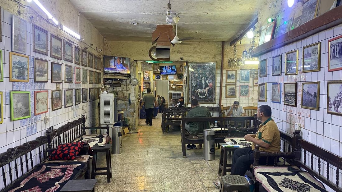 لن نغير “الدزاين”.. جلسة في “التراث” أشهر مقاهي الكاظمية تعيدك إلى عهد المملكة