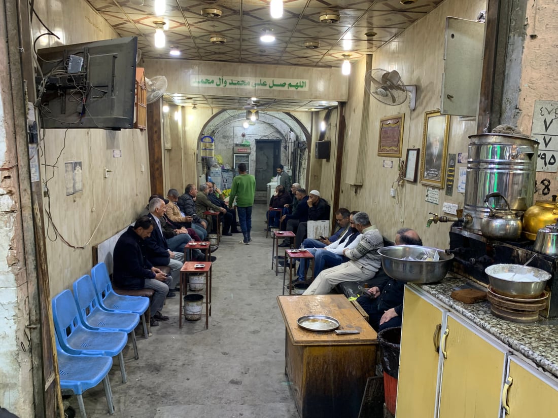 سطور من حياة عميد الزورائيين الراحل في كربلاء وصور من المقهى الشهير في العباسية