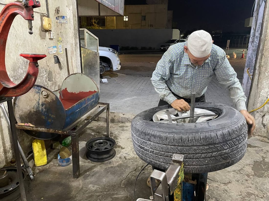 صور من ورشة أقدم “بنچرچي” في النجف.. حجي باقر تجاوز الـ 75 ويرفض المساعدة