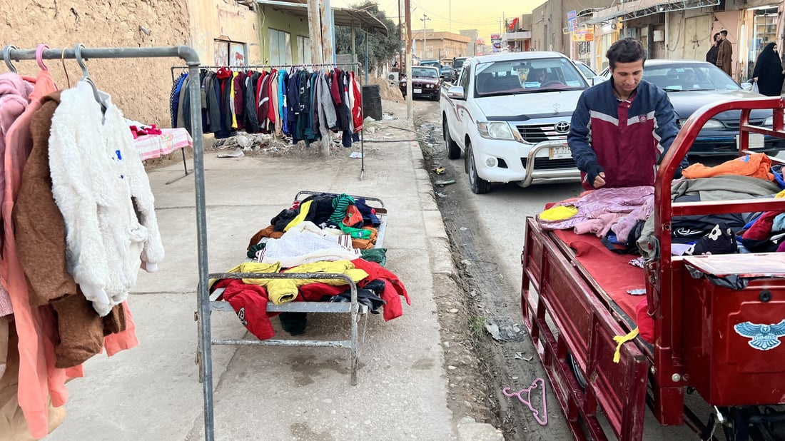 ملابس بالة الشتاء رخيصة لكن الأمر مازال محرجاً لبعض أهل حديثة.. صور من بسطة لؤي